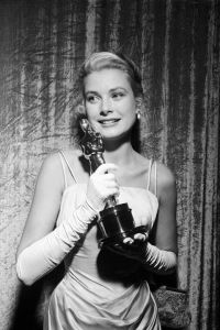 54c15b8e0cf82_-_hbz-award-season-archive-1955-academy-awards-grace-kelly-lg
